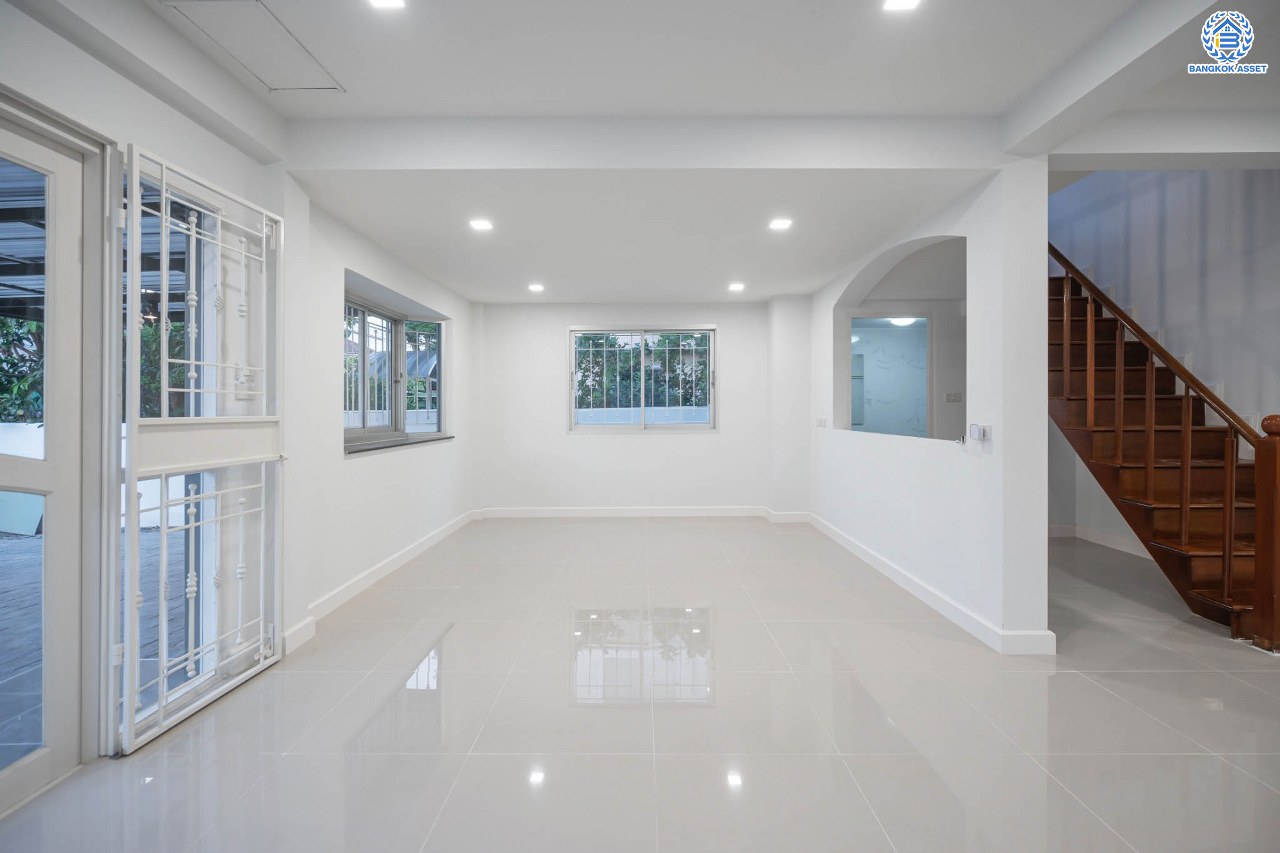 บ้านมือสองตกแต่งใหม่ โครงการ ศุภาลัยวิลล์ วงแหวน-รัตนาธิเบศร์ เนื้อที่กว้างขวางถึง 57 ตร.ว. ฟังก์ชัน 3 ห้องนอน 2 ห้องน้ำ 1 ห้องอเนกประสงค์ 2 ที่จอดรถ ตอบโจทย์ทุกการเข้าอยู่ บนทำเลเดินทางสะดวก เชื่อมต่อถนนหลายเส้นทาง เพียง 15 นาทีก็ถึงรถไฟฟ้าสายสีม่วง "สถานีคลองบางไผ่" ใกล้ทางด่วน "กาญจนาภิเษก"